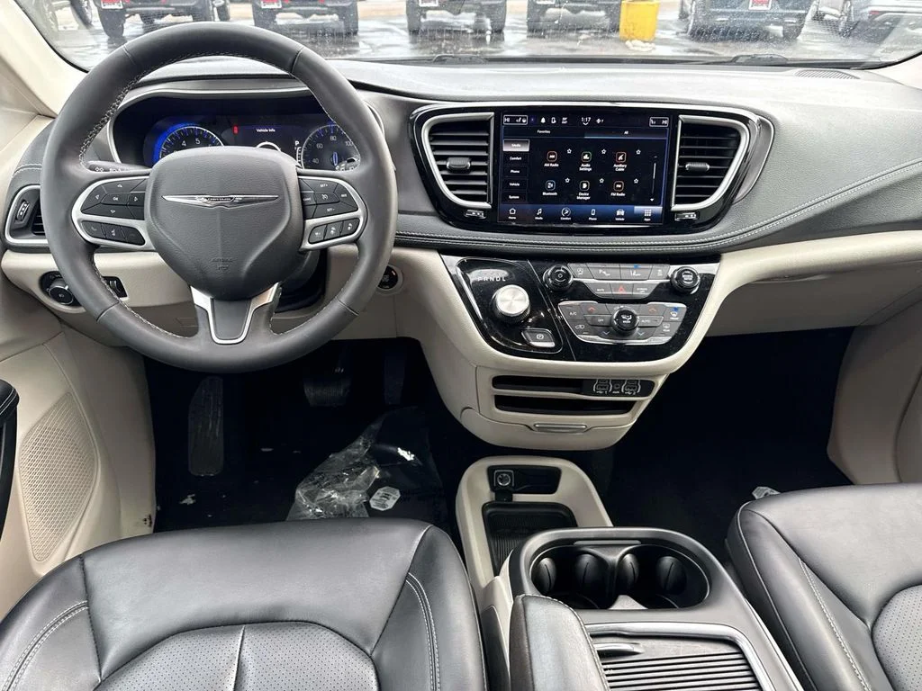 Used 2023 Black Chrysler Touring L image 3