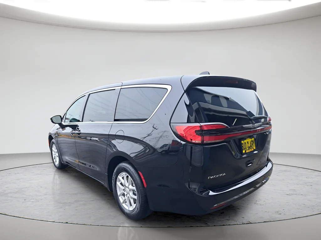 New 2026 Diamond Black Crystal Pearl-Coat Exterior Paint Chrysler Select image 5
