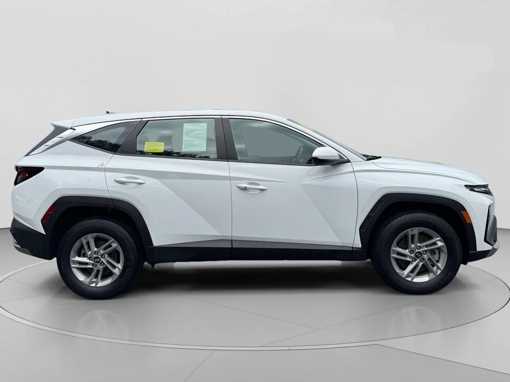 Used 2025 White Hyundai SE image 15