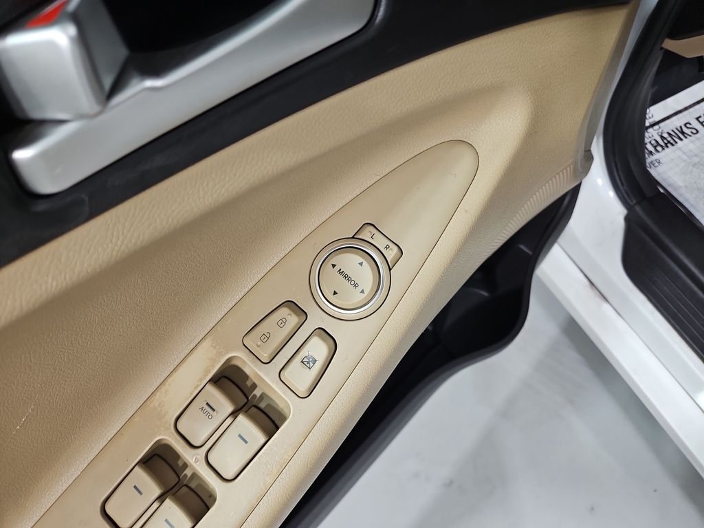 Used 2012 White Hyundai GLS image 12