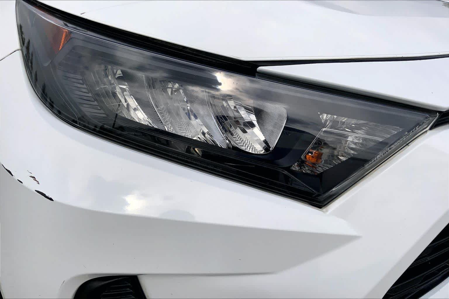 Used 2022 White Toyota LE image 27
