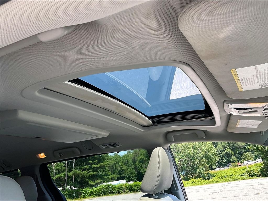 Used 2018 Beige Toyota XLE Premium image 23