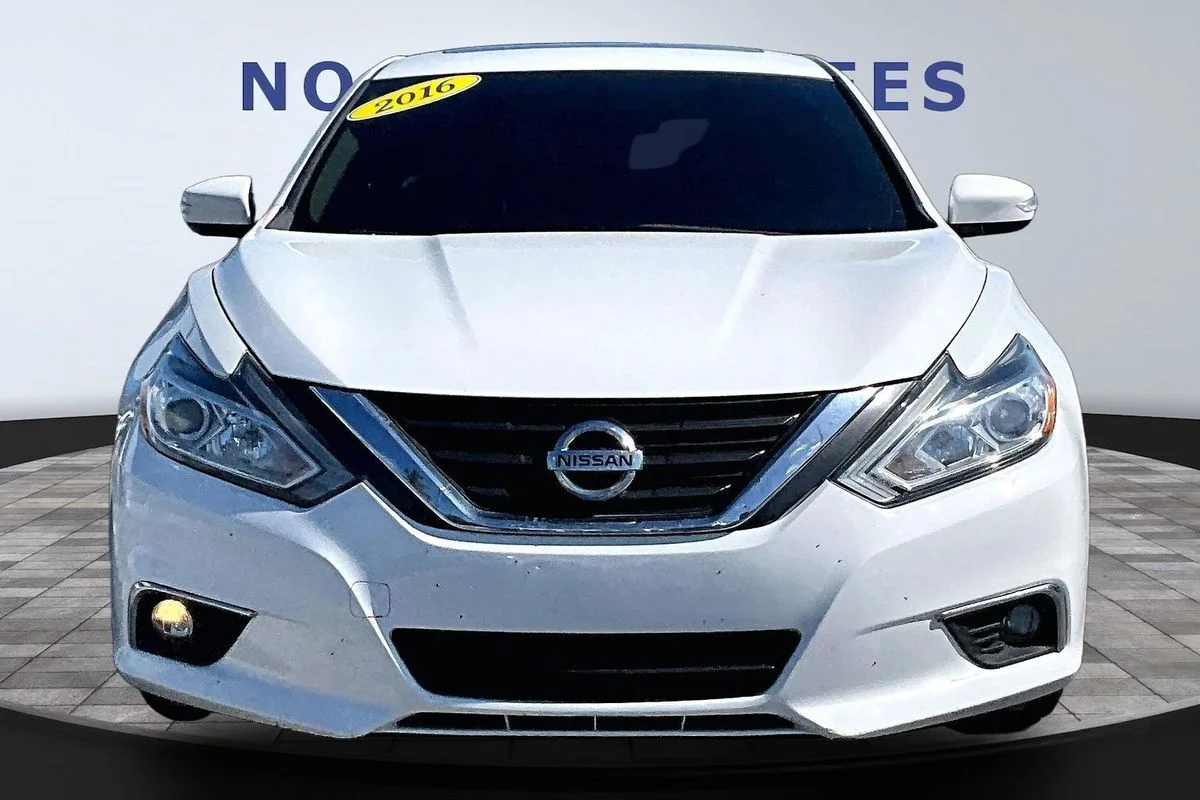Used 2016 White Nissan 2.5 SV image 2