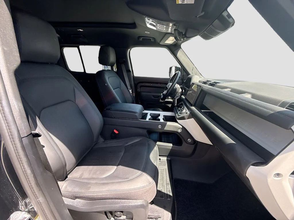 Used 2025  Land Rover S image 29