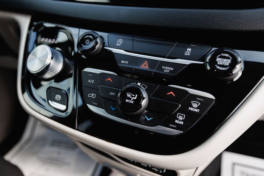2023 Chrysler Voyager LX - Photo 15