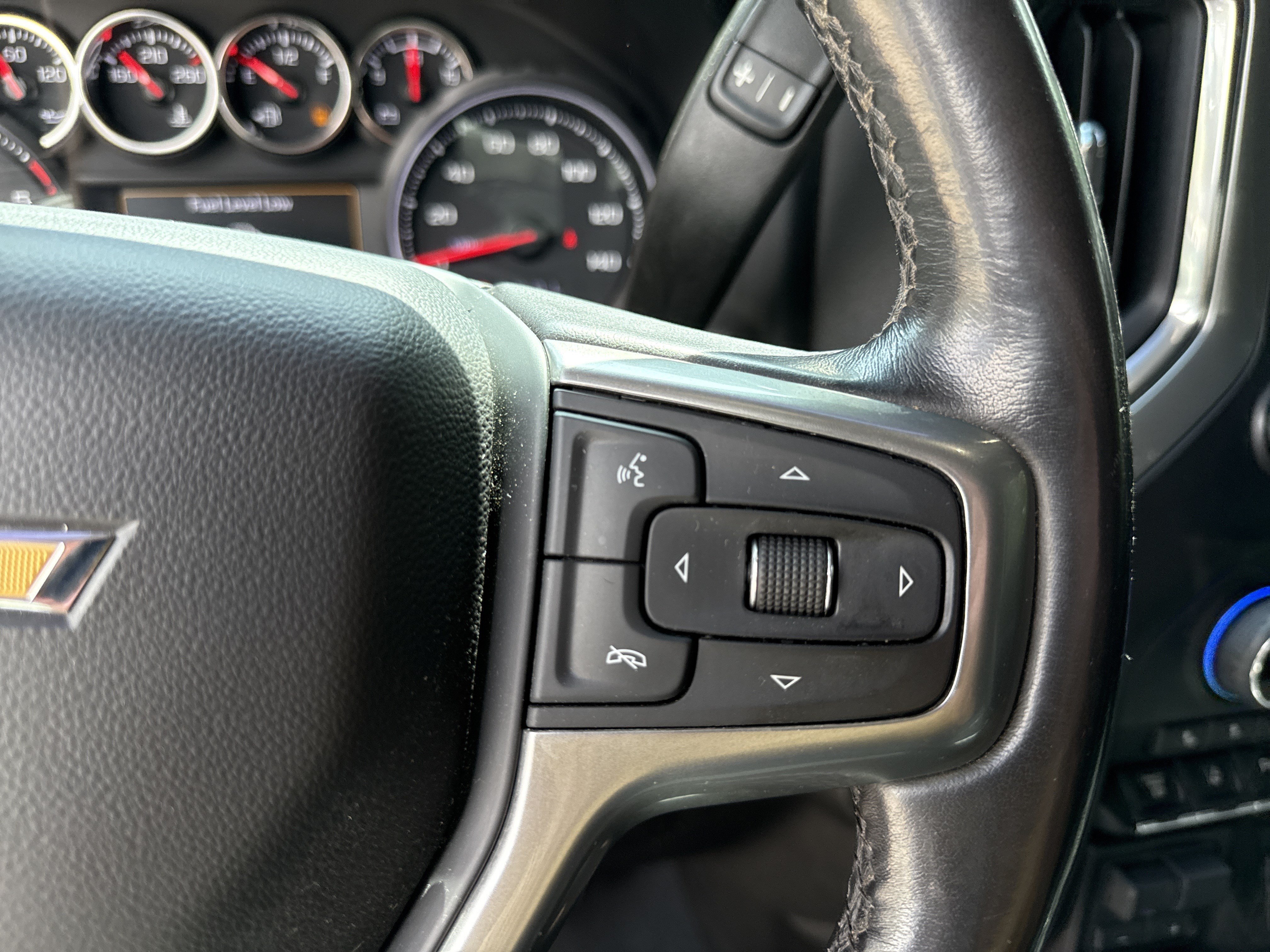 Used 2022 Summit White Chevrolet LTZ image 25