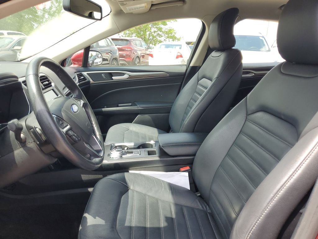 Used 2017 Red Ford SE image 9