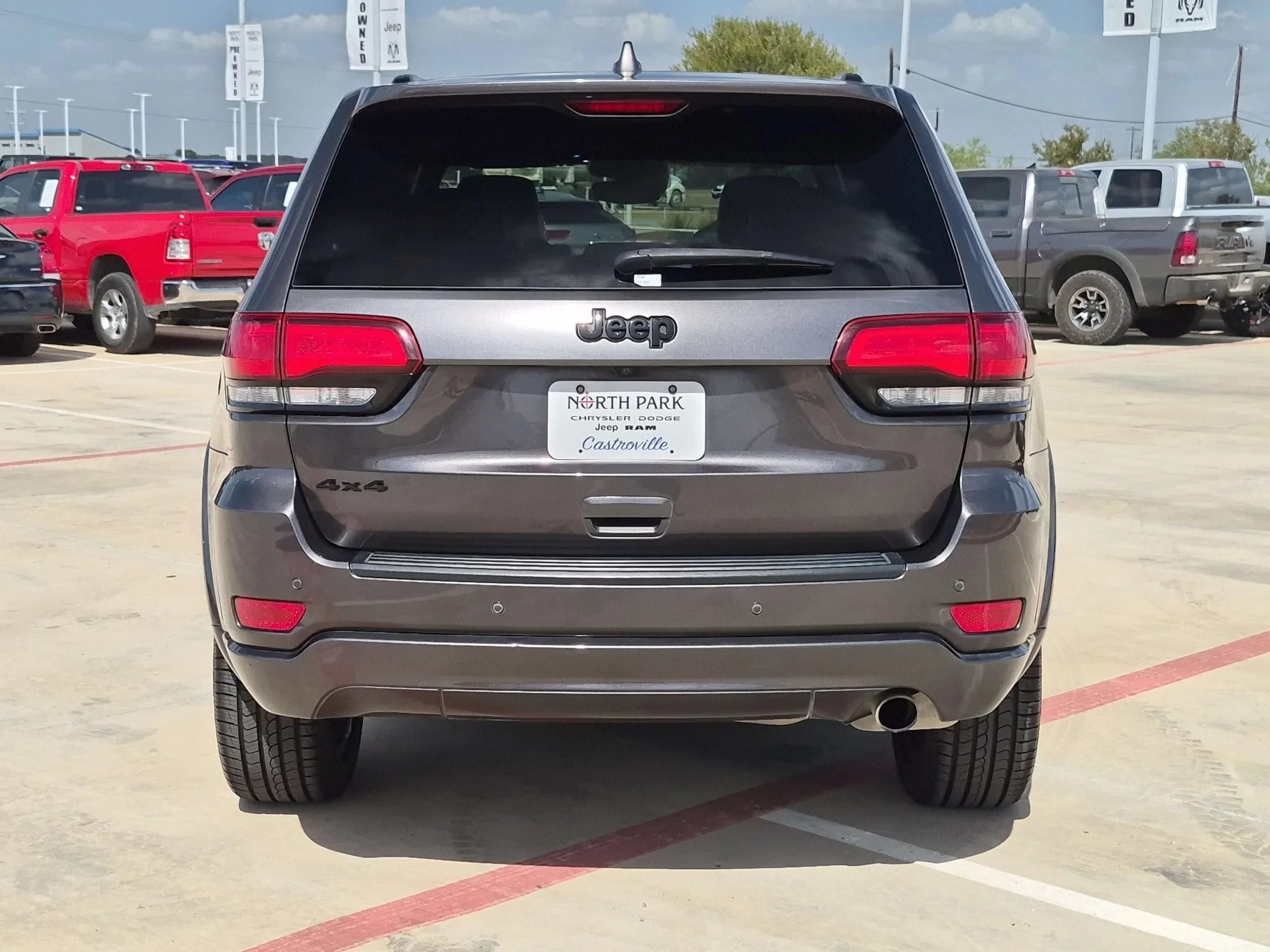Used 2021 Gray Jeep Laredo X image 4