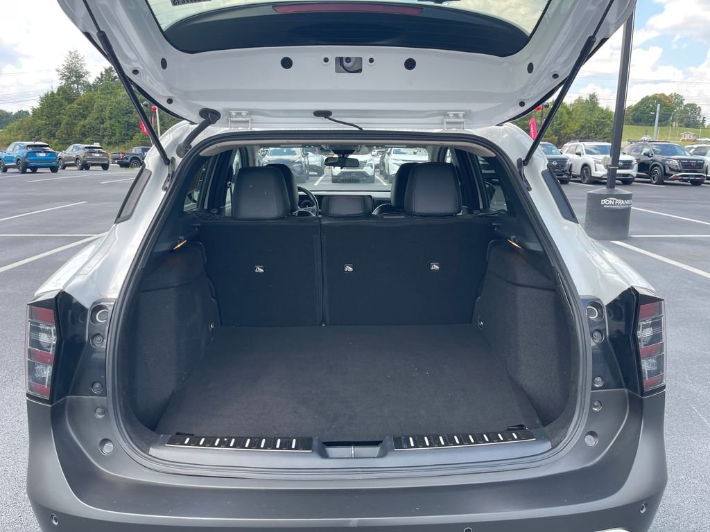 Used 2025 White Nissan SR image 9