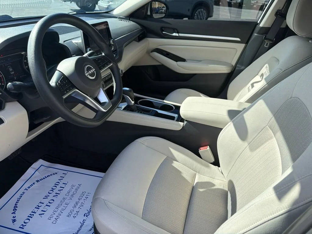 Used 2023 White Nissan 2.5 SV image 13