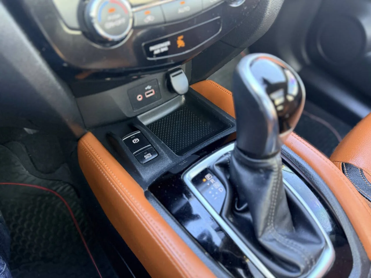 Used 2019 Black Nissan SL 4dr Crossover image 25