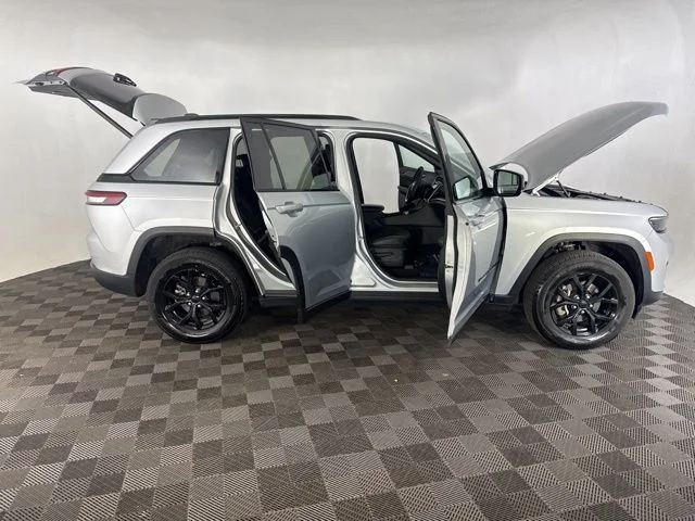 Used 2025 Silver Jeep Altitude image 16