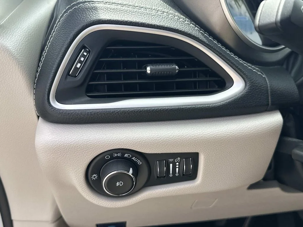 Used 2023 Silver Chrysler Touring L image 29