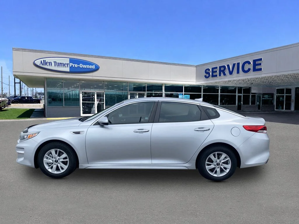 Used 2017 Sparkling Silver Kia LX image 5