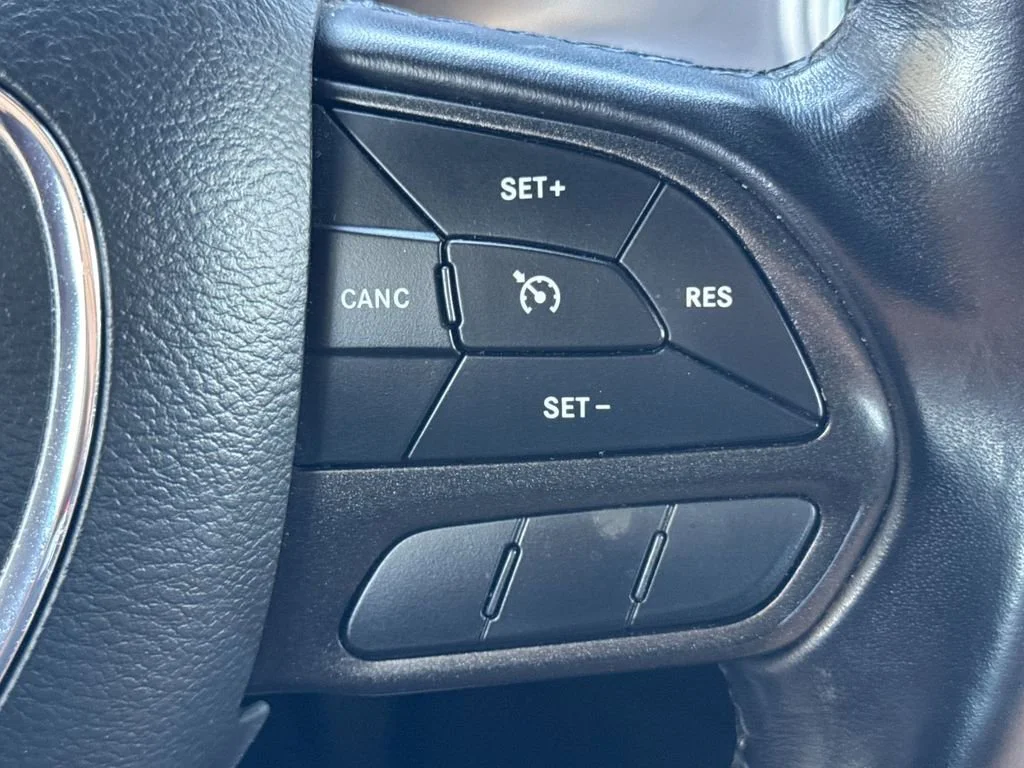 Used 2022 White Dodge SXT RWD image 26