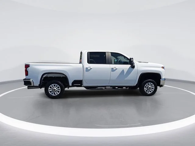 Used 2022 White Chevrolet LT image 8
