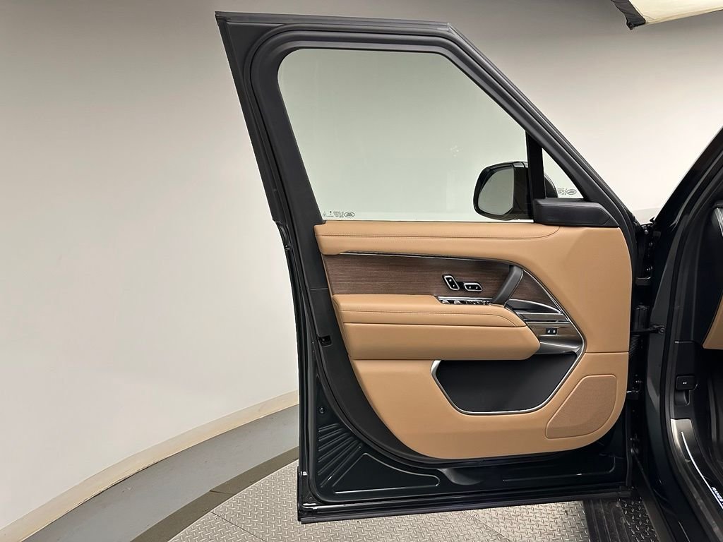 New 2026 Belgravia Green Metallic Land Rover SE image 9