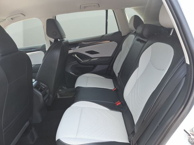 Used 2025 Pure White Volkswagen 2.0T SE image 30