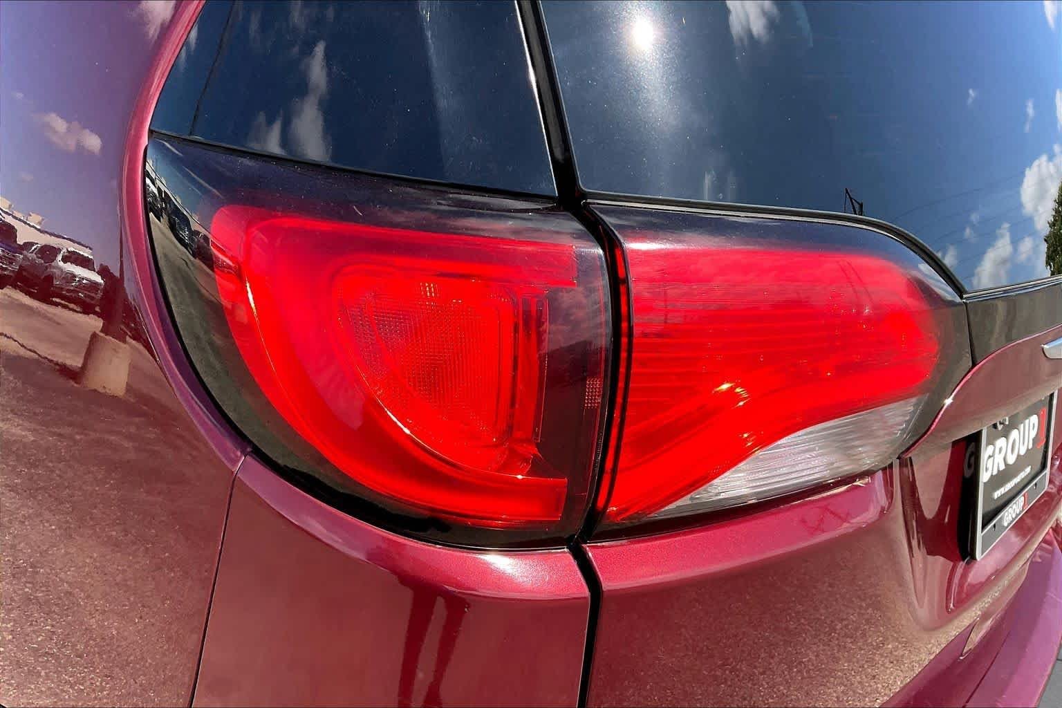 Used 2018 Velvet Red Pearlcoat Chrysler Touring L image 27