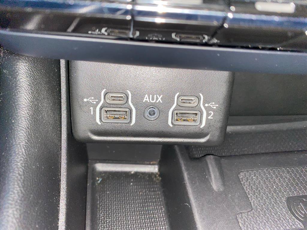 Used 2022 White Knuckle Clearcoat Dodge R/T image 13