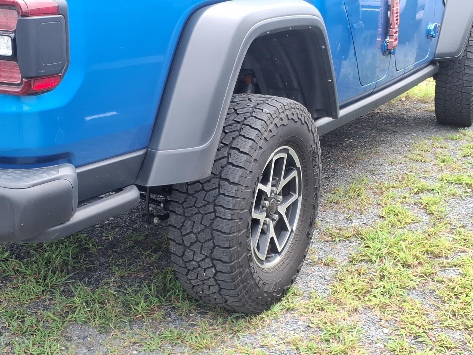 Used 2024 Hydro Blue Pearlcoat Jeep Rubicon image 10