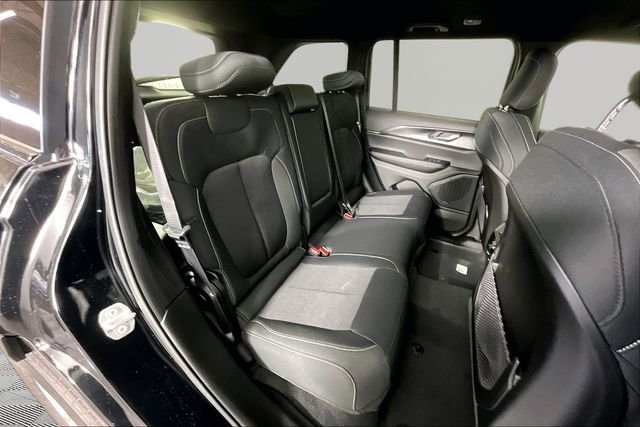 New 2026 Diamond Black Crystal Pearl-Coat Exterior Paint Jeep Laredo image 11