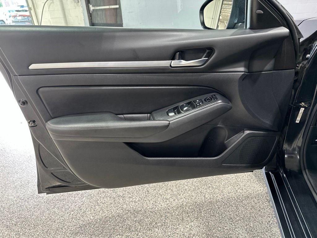 Used 2022 Blue Metallic Nissan 2.5 SV image 12