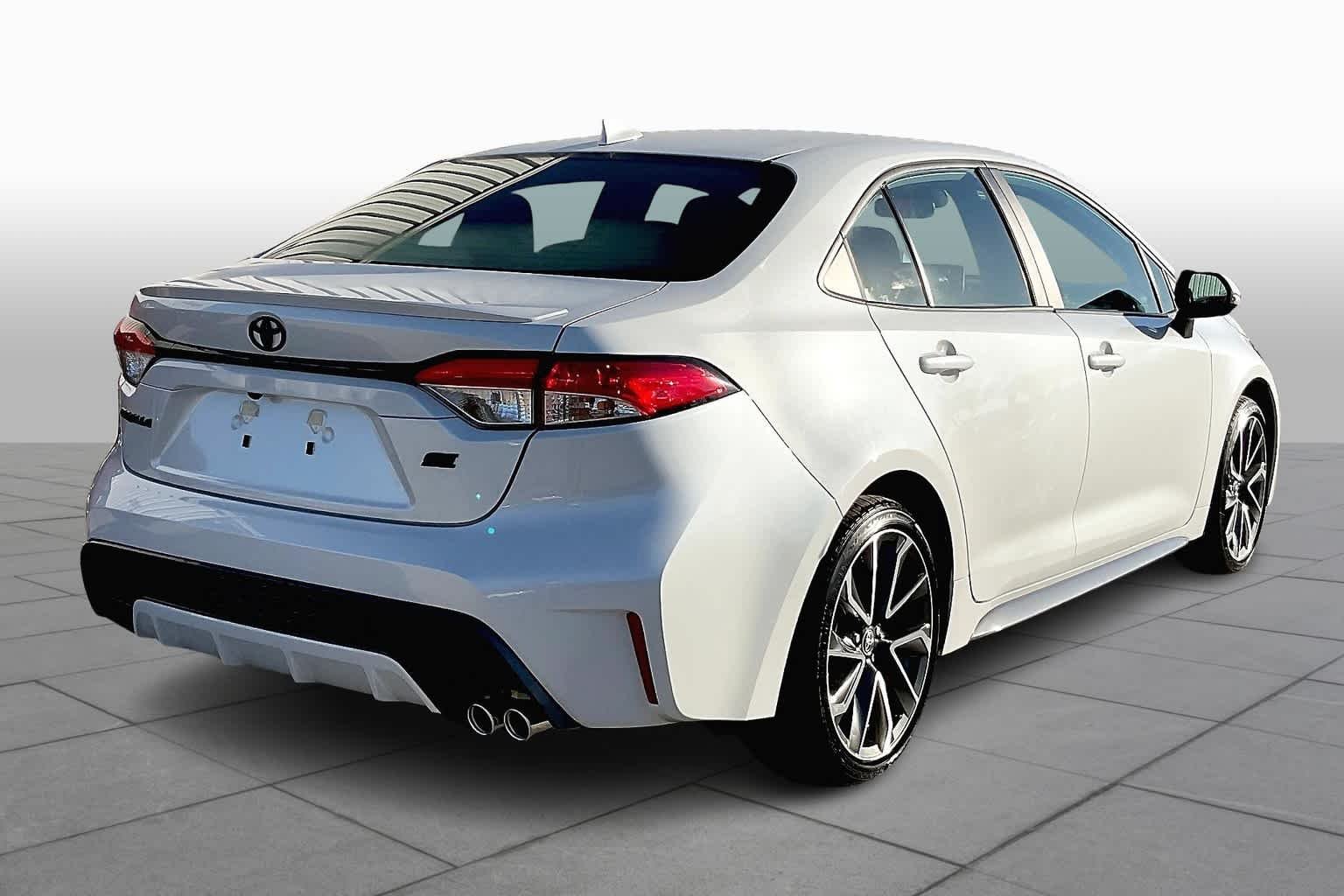 Used 2022 Wind Chill Pearl Toyota SE image 13