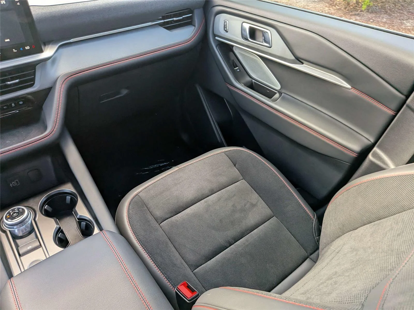 2026 Ford Explorer ST - Photo 18