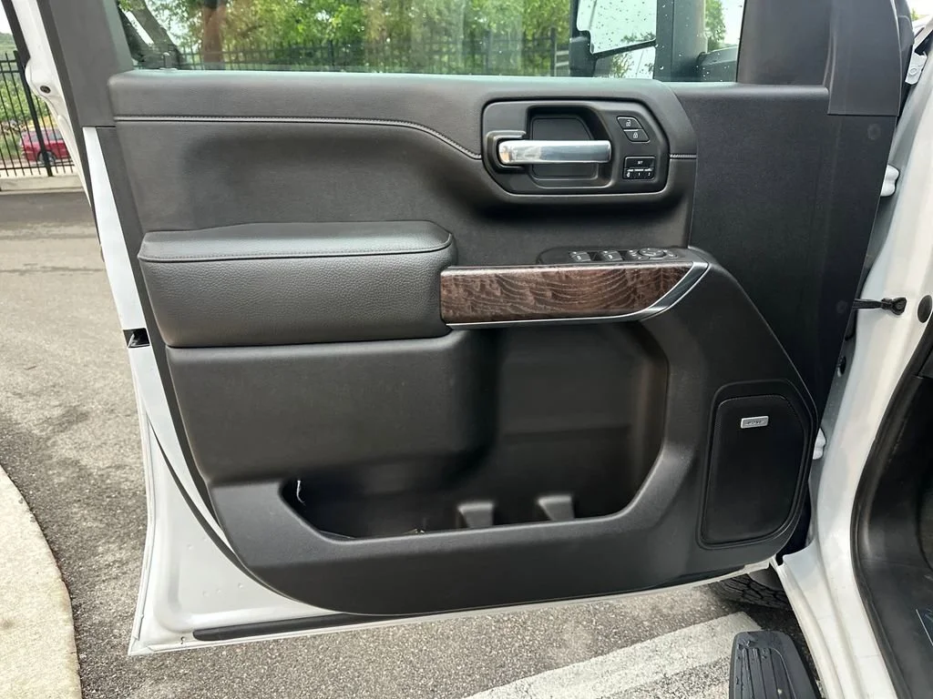 Used 2023 White Frost Tricoat GMC Denali image 14