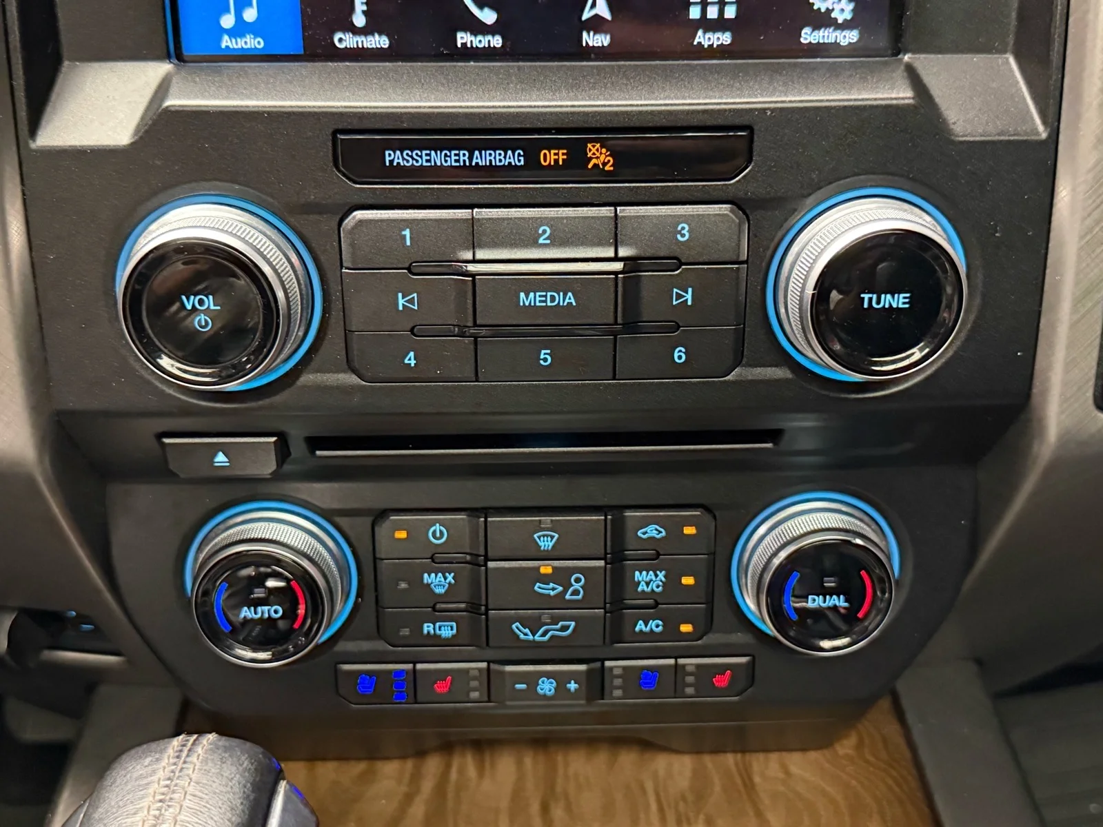 Used 2018 White Platinum Metallic Tri-Coat (ug) Ford Limited image 18