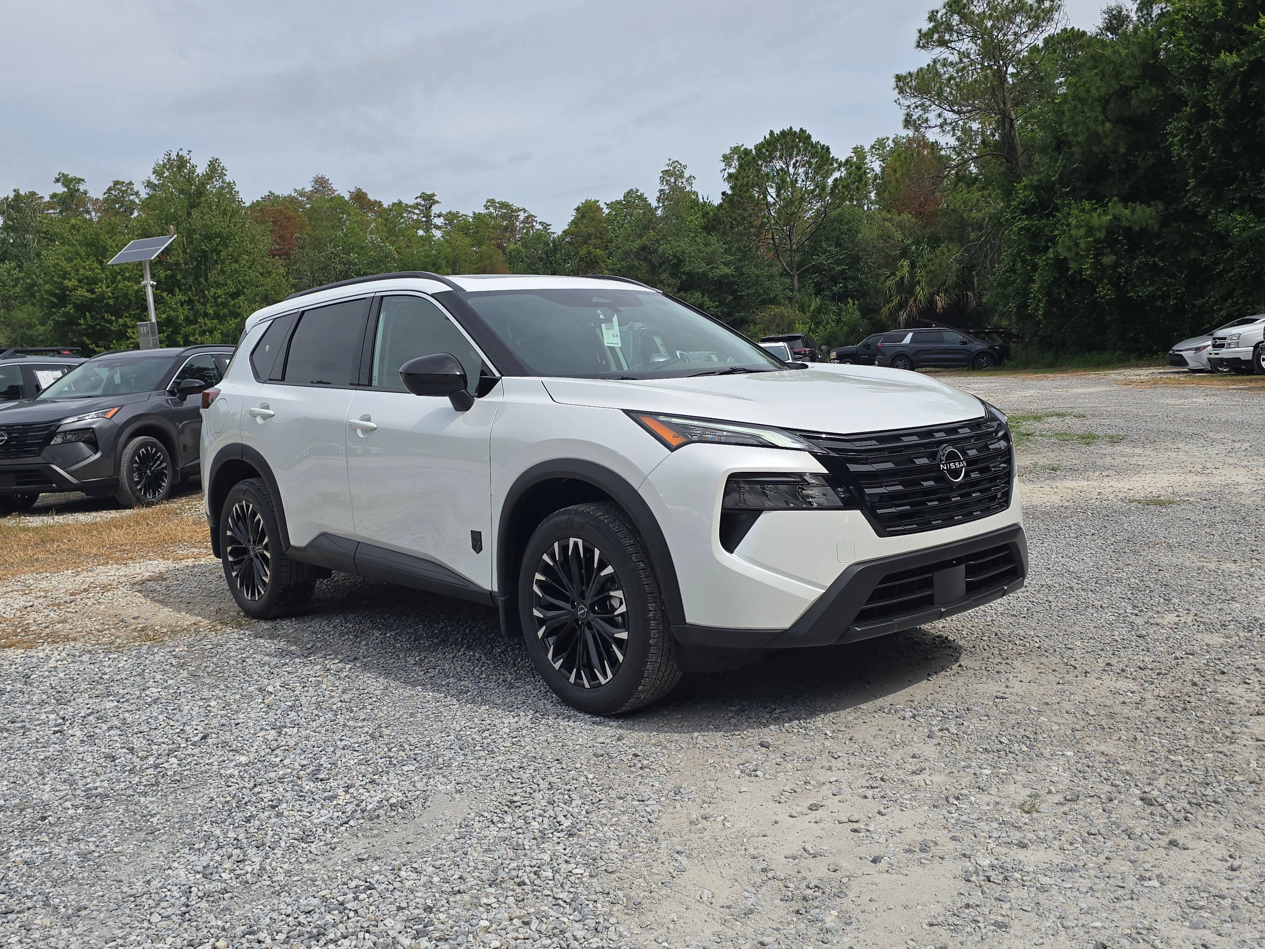 New 2026 Everest White Pearl TriCoat Nissan Dark Armor™ image 2