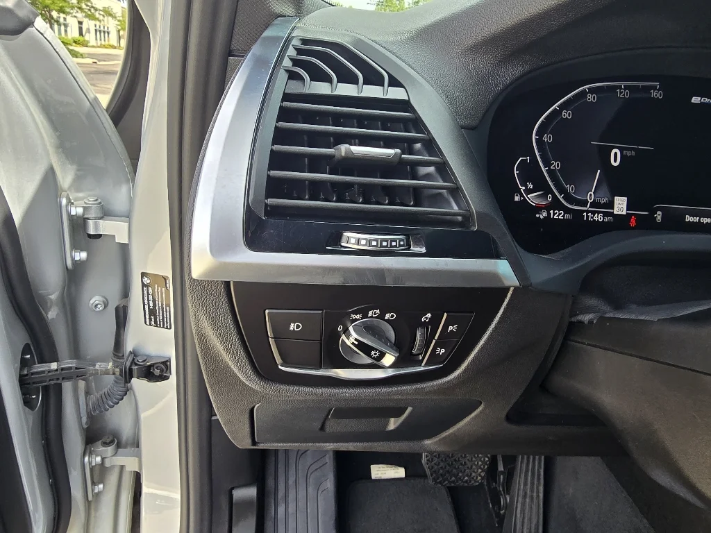 Used 2021 Glacier Silver Metallic BMW xDrive30e image 19