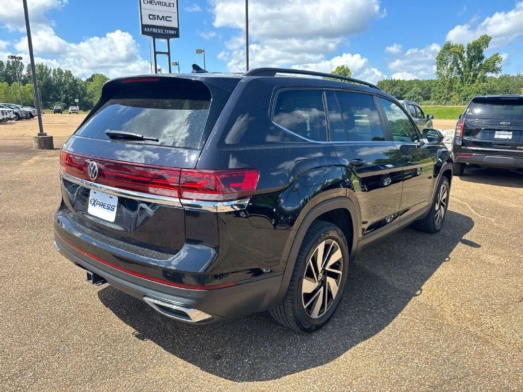 Used 2025 Black Volkswagen 2.0T SE w/Technology image 8