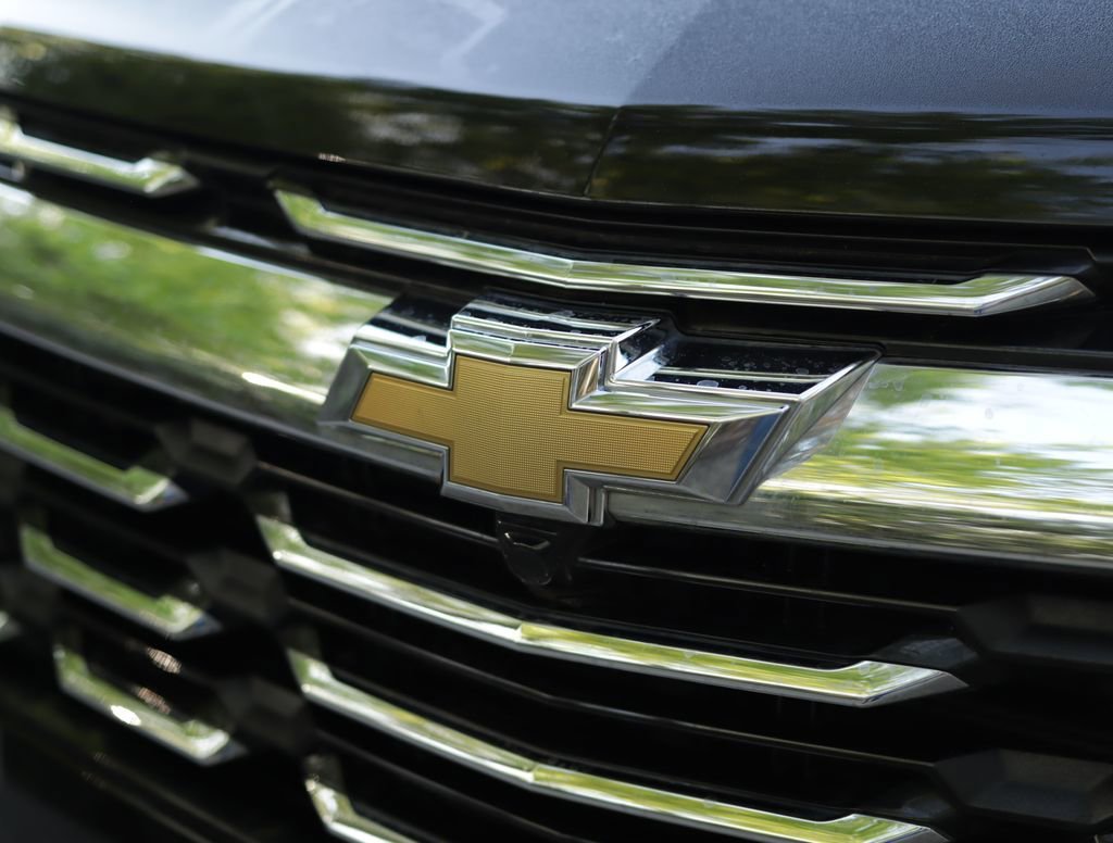 Used 2025 Mosaic Black Metallic Chevrolet LT image 35