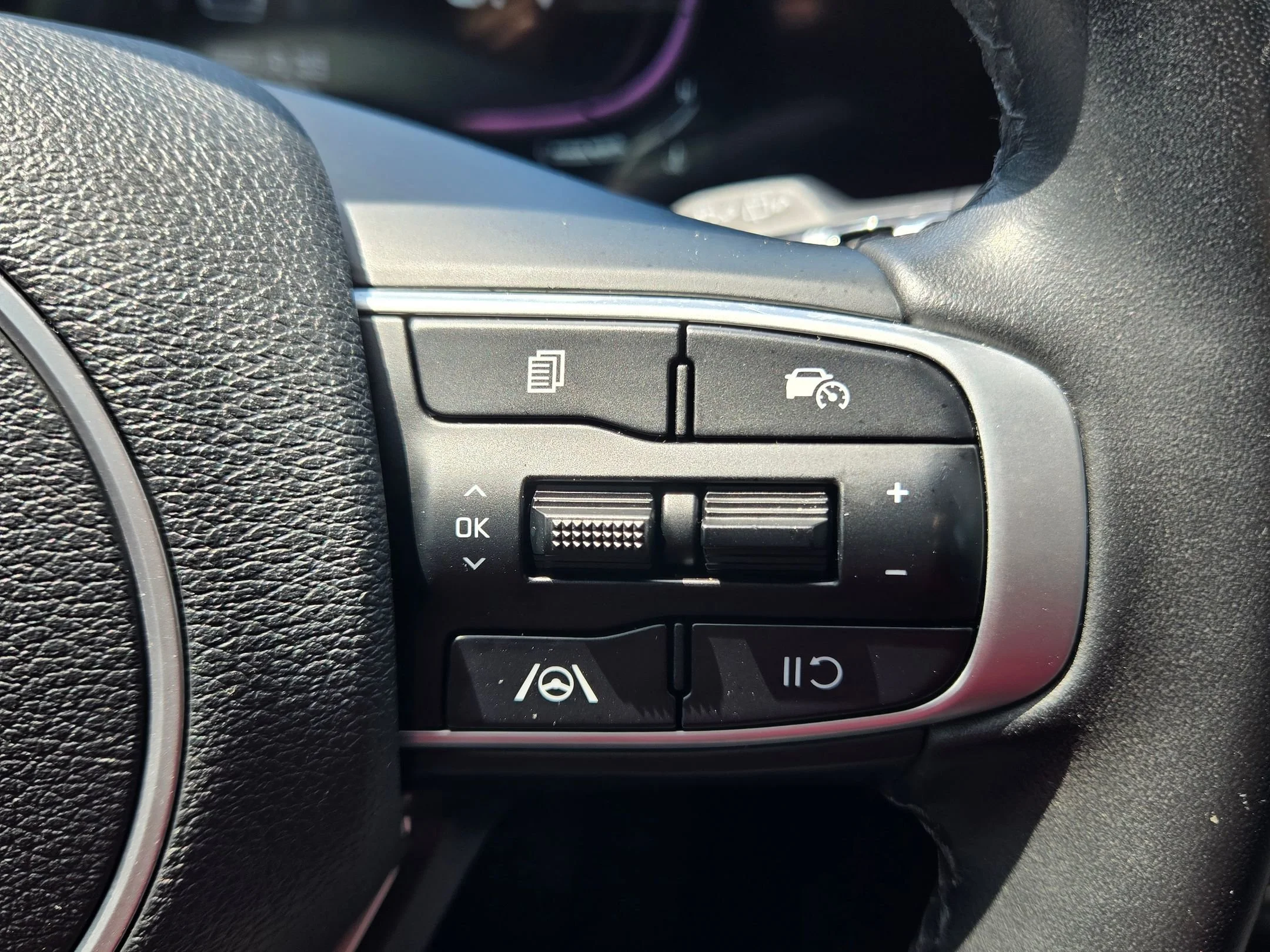Used 2024 Glacial White Pearl Kia X-Line image 25