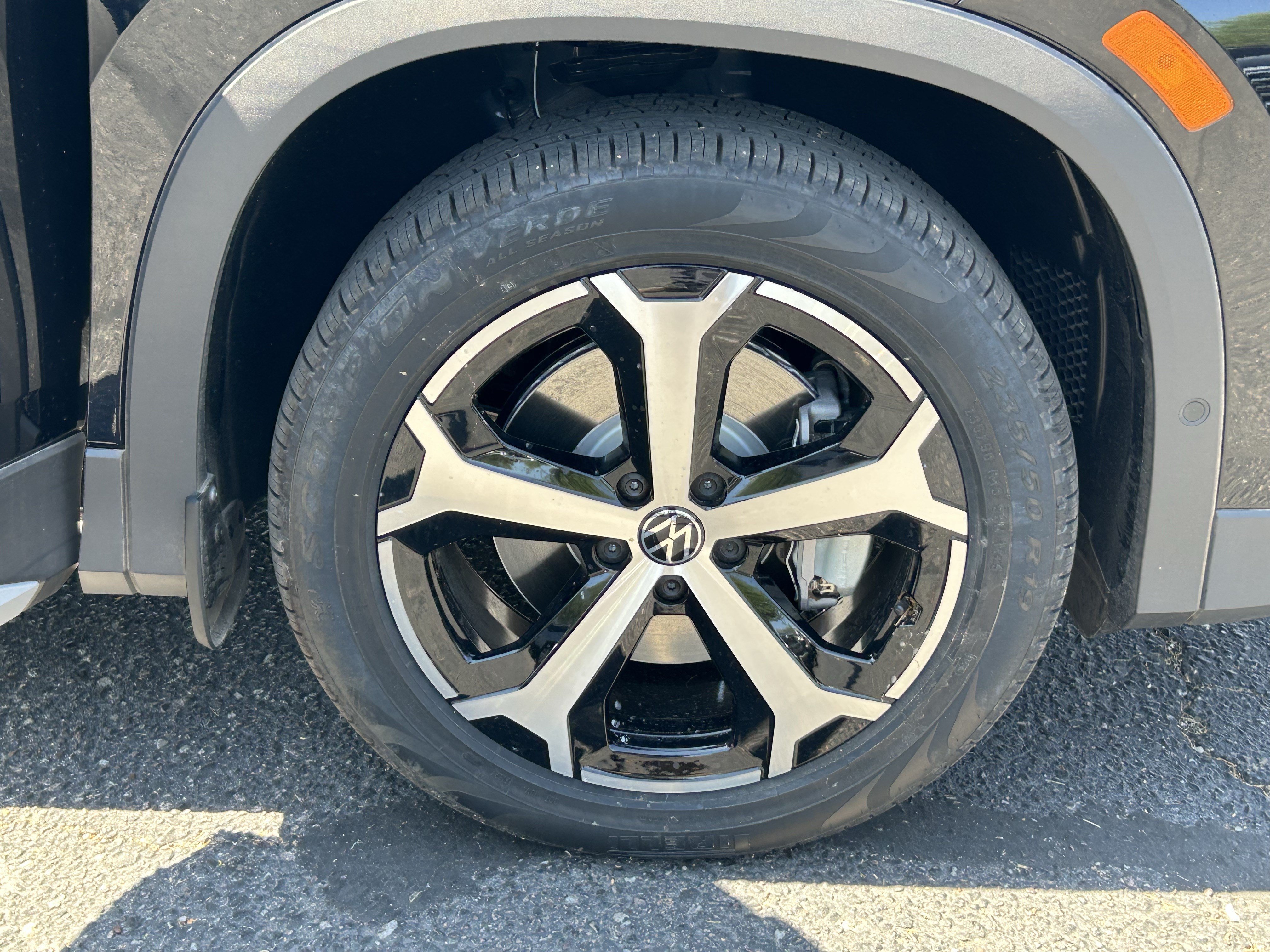 New 2026 Deep Black Pearl Volkswagen SE image 5