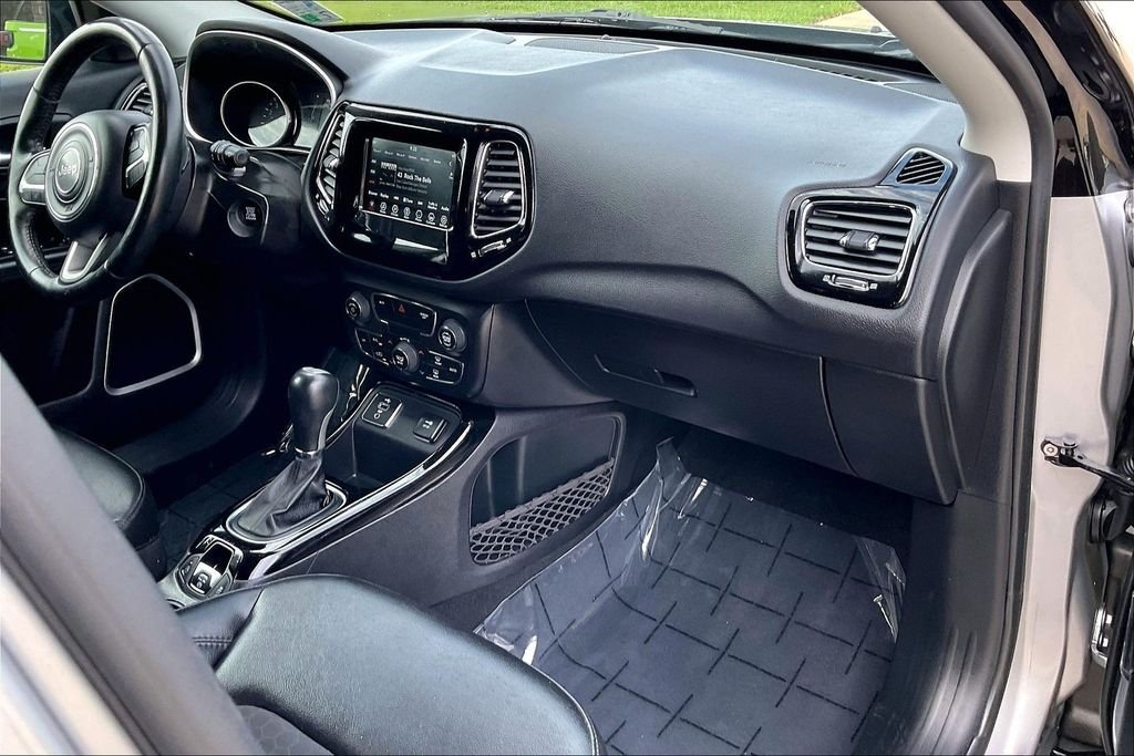 Used 2019 Silver Jeep Latitude image 15
