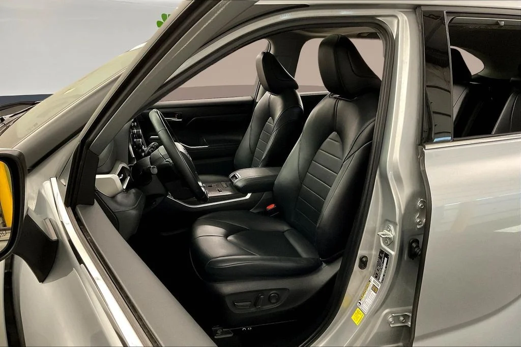 Used 2022 Silver Toyota XLE image 29