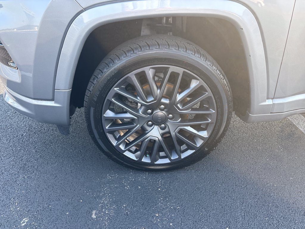 Used 2022 Silver Jeep High Altitude image 9