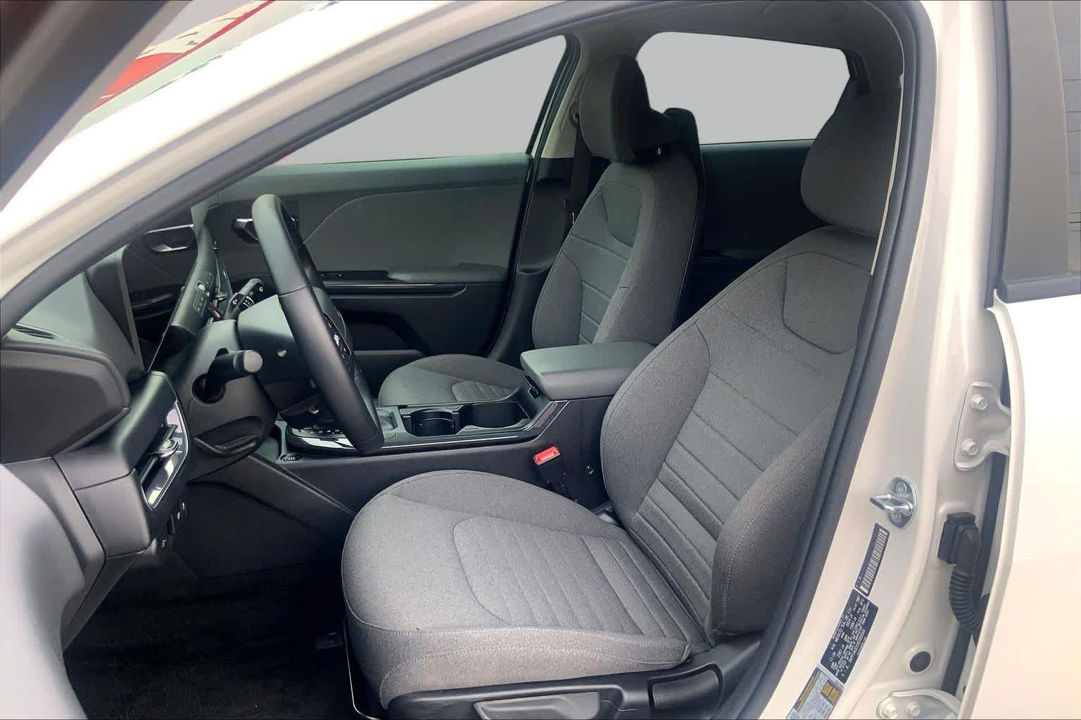 Used 2025 Snow White Pearl Kia EX image 8