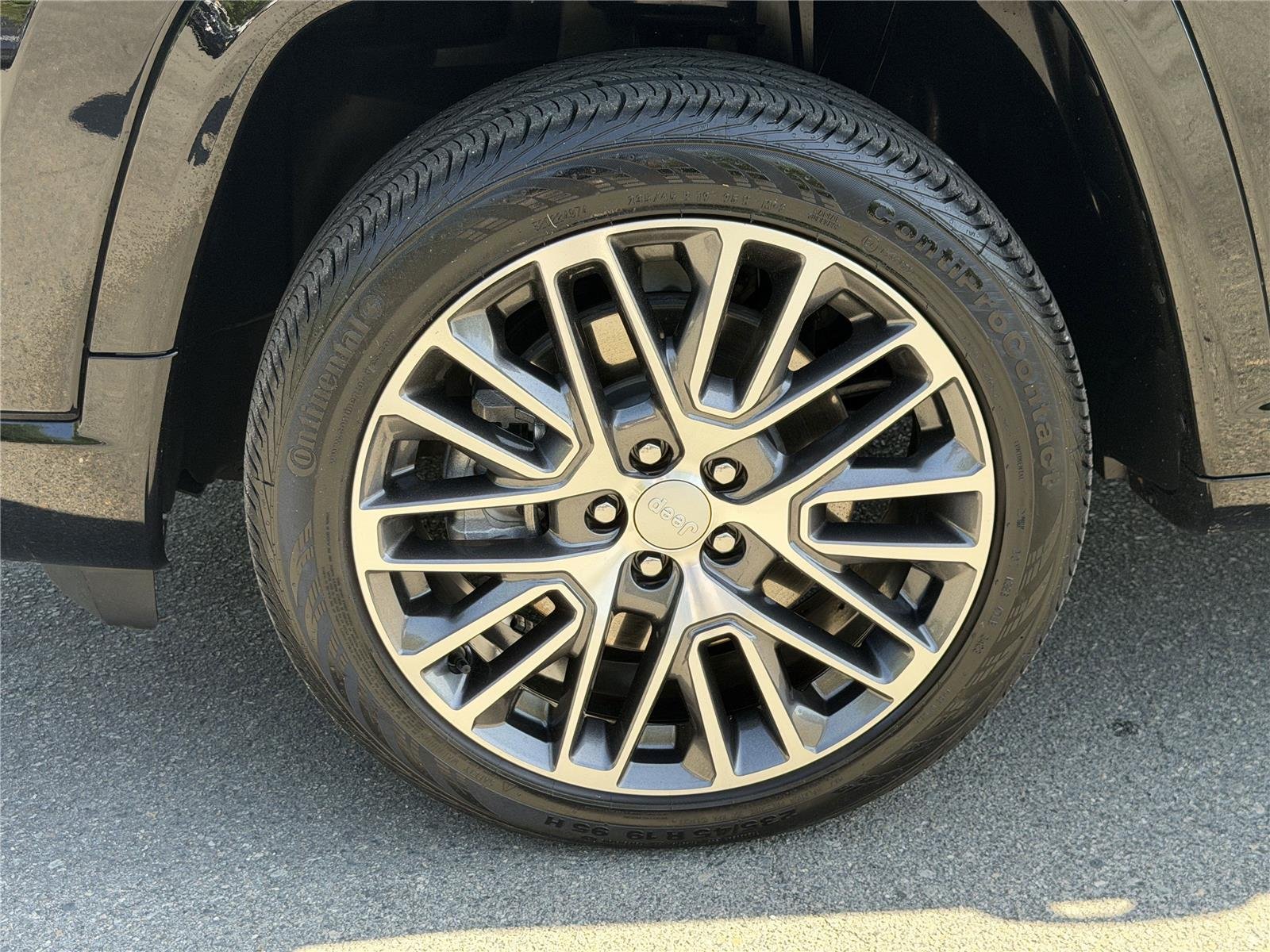 Used 2023 Diamond Black Crystal Pearlcoat Jeep Limited image 34