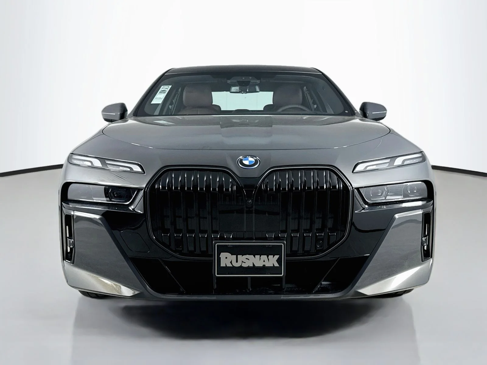 New 2026 Dravit Grey Metallic BMW 750e xDrive image 2