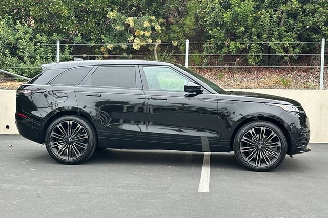 New 2026 Santorini Black Land Rover Dynamic SE image 6