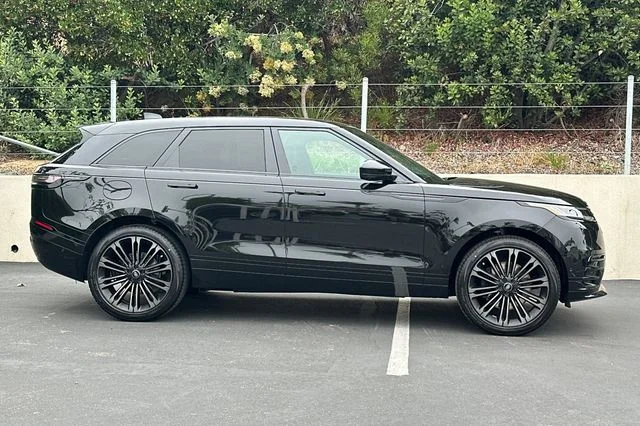 New 2026 Santorini Black Land Rover Dynamic SE image 6