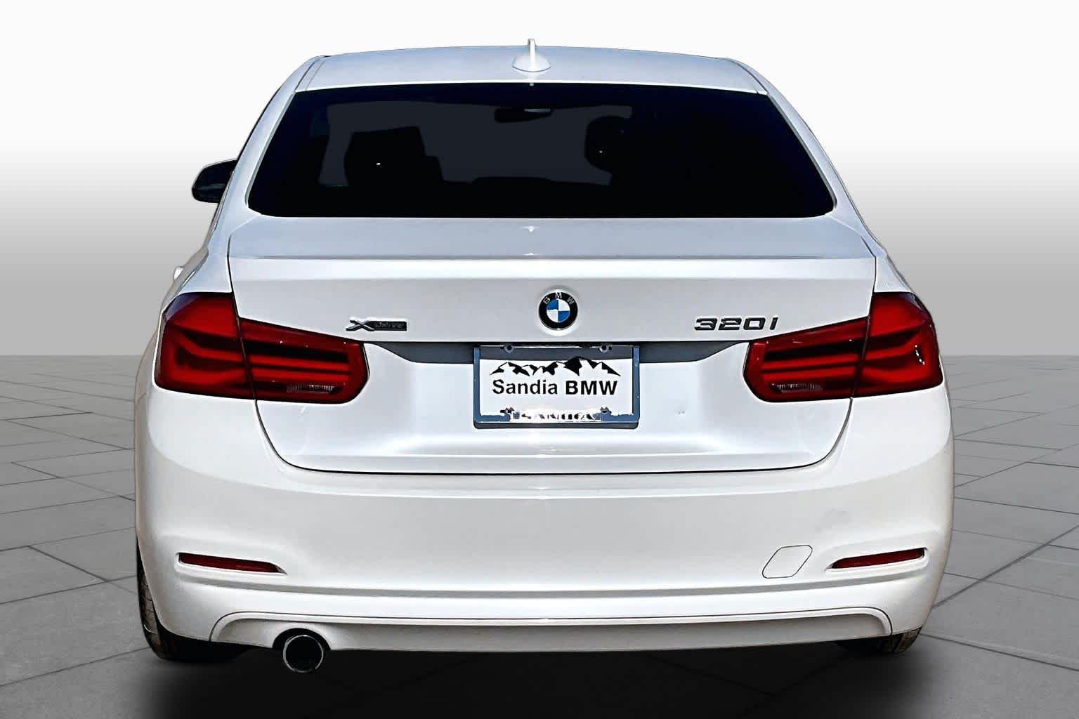 Used 2018 Mineral White Metallic BMW 320i xDrive image 4