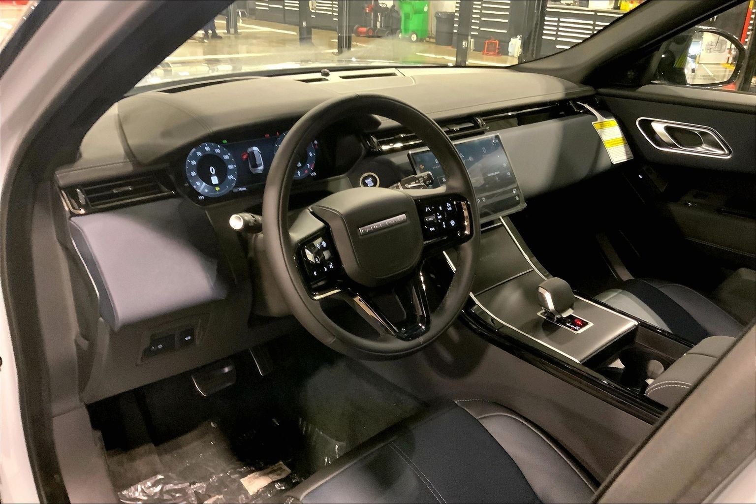 New 2026 Arroios Grey Land Rover P250 Base image 8