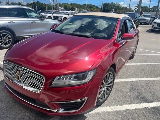 Used 2017 Red Lincoln Select image 2