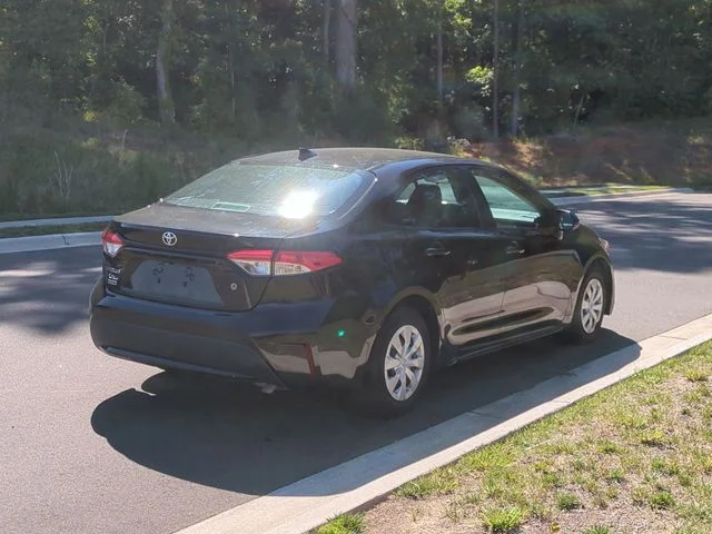 Used 2022 Black Toyota L image 13