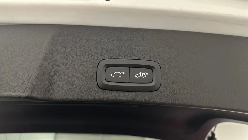 Used 2025 White Volvo B5 Core image 23